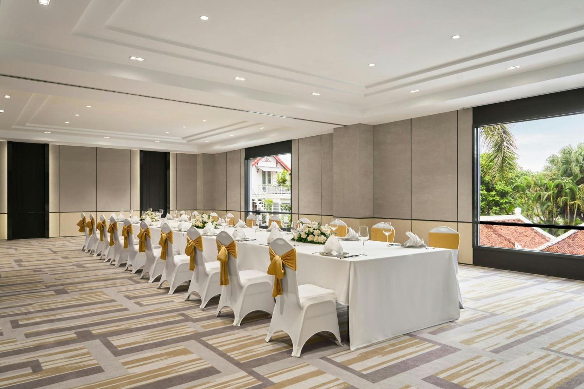 Sheraton Hanoi Hotel Exterior foto